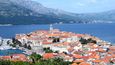 Korčula. Šestý největší chorvatský ostrov láká milovníky krásných pláží, dobrého vína, historických památek a tradičních lidových her a tanců.