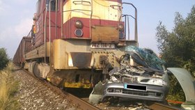 Otec se synem zemřeli na Uherskohradišťsku při srážce auta s nákladním vlakem 