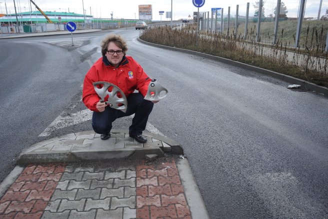 U ostrůvku se běžně povalují kusy poklic, střepy z rozštípaných nárazníků i hoblinky z hliníkových kol