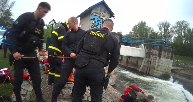Žena (21) ve Frýdku-Místku zachraňovala mobil a sklouzla při tom do Ostravice. Vytáhli ji hasiči a policisté.