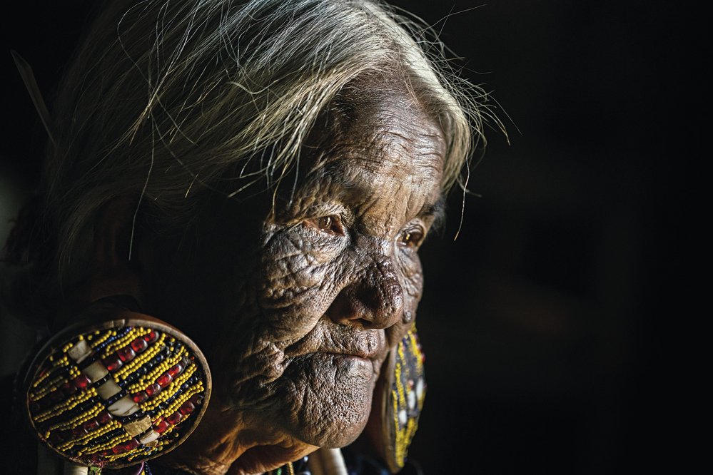 Tradiční tetování obličeje má i populární nosní flétnistka z Mindatu