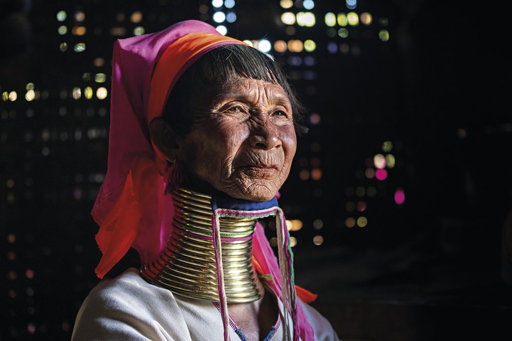 Žena z kmene Kajanů ve své dřevěné chýši poblíž Loikaw