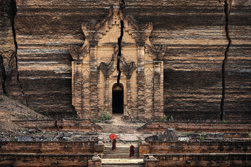 Z nedokončené pagody Pahtodawgyi zbyla po smrti jejího stavebníka, krále Bodopajji, jen spodní třetina. V roce 1838 ji navíc mohutné zemětřesení „zkrášlilo“ o několik velkých prasklin.