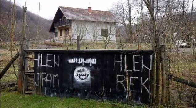Další bosenská vesnice Gornja Maoča, kde příchozí vítali islámskými nápisy.