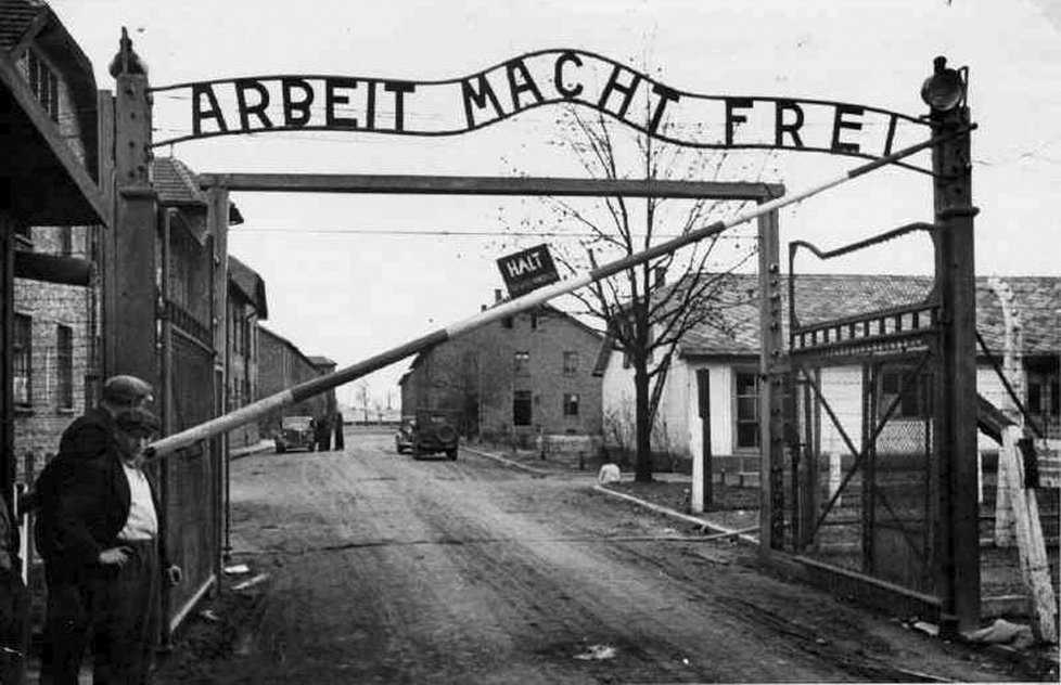 Práce osvobozuje jako hlavní nápis na bráně do koncentračního tábora Osvětim