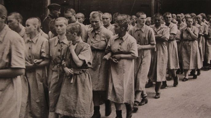 Prohlédněte si unikátní fotografie, jež posloužily jako klíčový důkaz o holokaustu