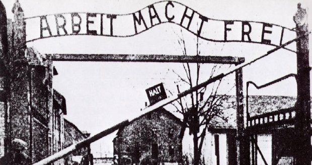 "Práce osvobozuje" - nápis na bráně do koncentračního tábora Osvětim