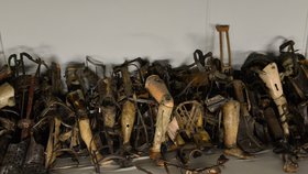 V muzeu v Osvětimi jsou k vidění i protézy vězňů, kteří zde zemřeli.