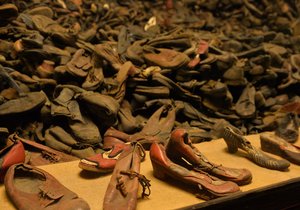 Tisíce botiček, které Němci nestihli spálit. Jejich majitelé zemřeli v plynových komorách.
