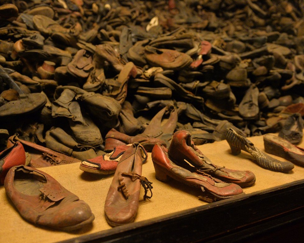 Tisíce botiček, které Němci nestihli spálit. Jejich majitelé zemřeli v plynových komorách.