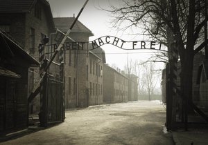 Koncentrační tábor v Osvětimi. Na snímku nechvalně proslulá vstupní brána.