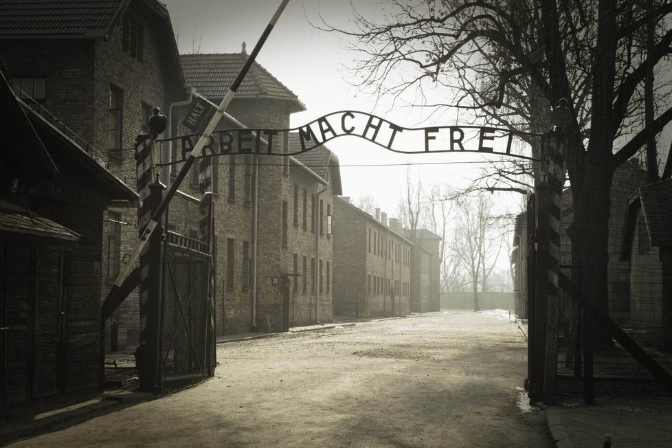 Koncentrační tábor v Osvětimi. Na snímku nechvalně proslulá vstupní brána.