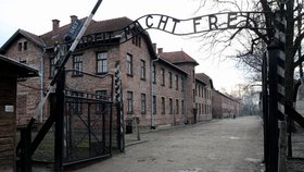 Brána bývalého koncentračního tábora v Osvětimi.