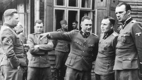 Esesáci (zleva) Josef Kramer, velitel tábora Bergen-Belsen, Dr. Josef Mengele, Karl Richard Baer, velitel Osvětimi, a jeho pobočník Karl Hoecker.