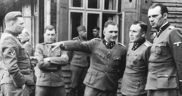 Esesáci (zleva) Josef Kramer, velitel tábora Bergen-Belsen, Dr. Josef Mengele, Karl Richard Baer, velitel Osvětimi, a jeho pobočník Karl Hoecker.
