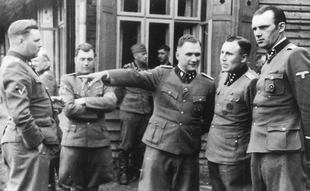 Esesáci (zleva) Josef Kramer, velitel tábora Bergen-Belsen, dr. Josef Mengele, Karl Richard Baer, velitel Osvětimi, a jeho pobočník Karl Hoecker.