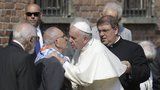 Papež v Osvětimi: Políbil přeživší a poslouchal židovskou modlitbu