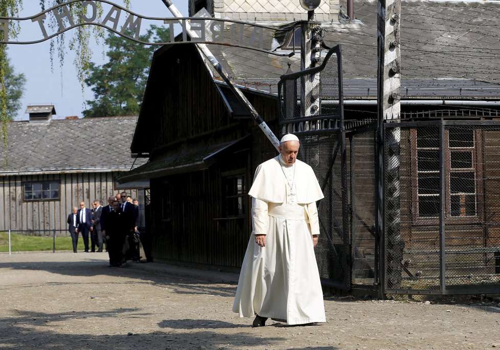 Papež v koncentračním táboře: František navštívil Osvětim