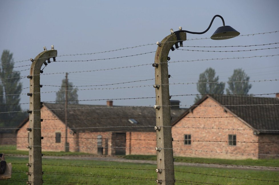 Papež v koncentračním táboře: František navštívil Osvětim.