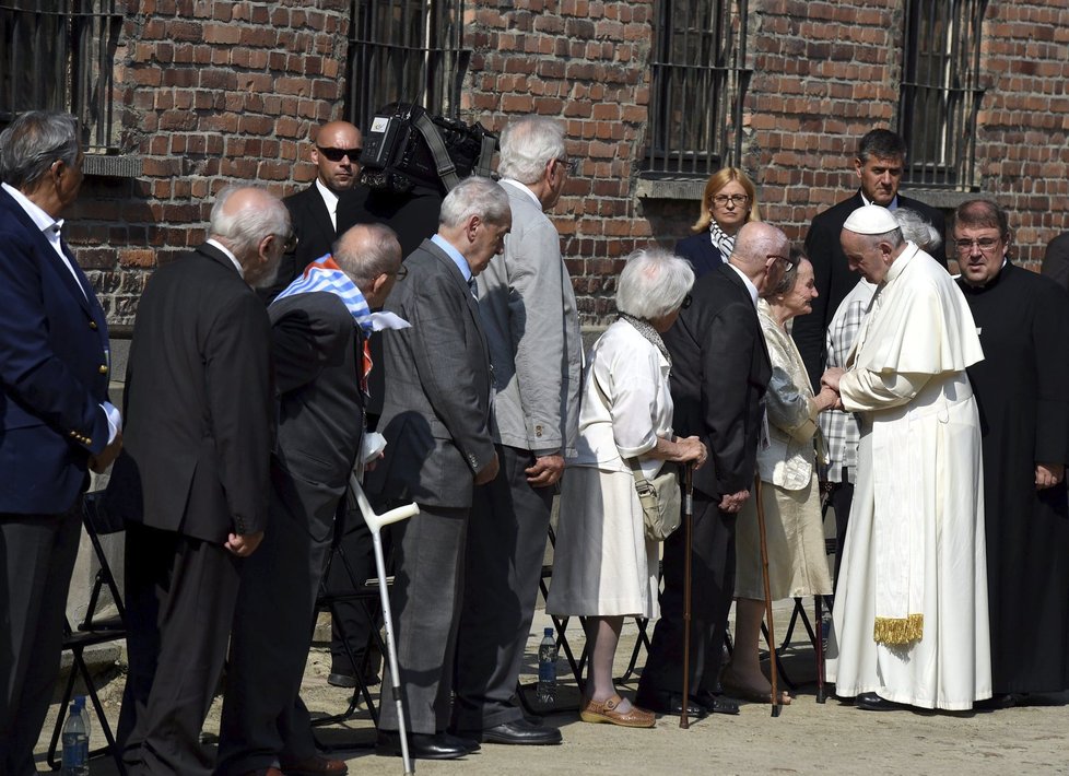 Papež v koncentračním táboře: František navštívil Osvětim