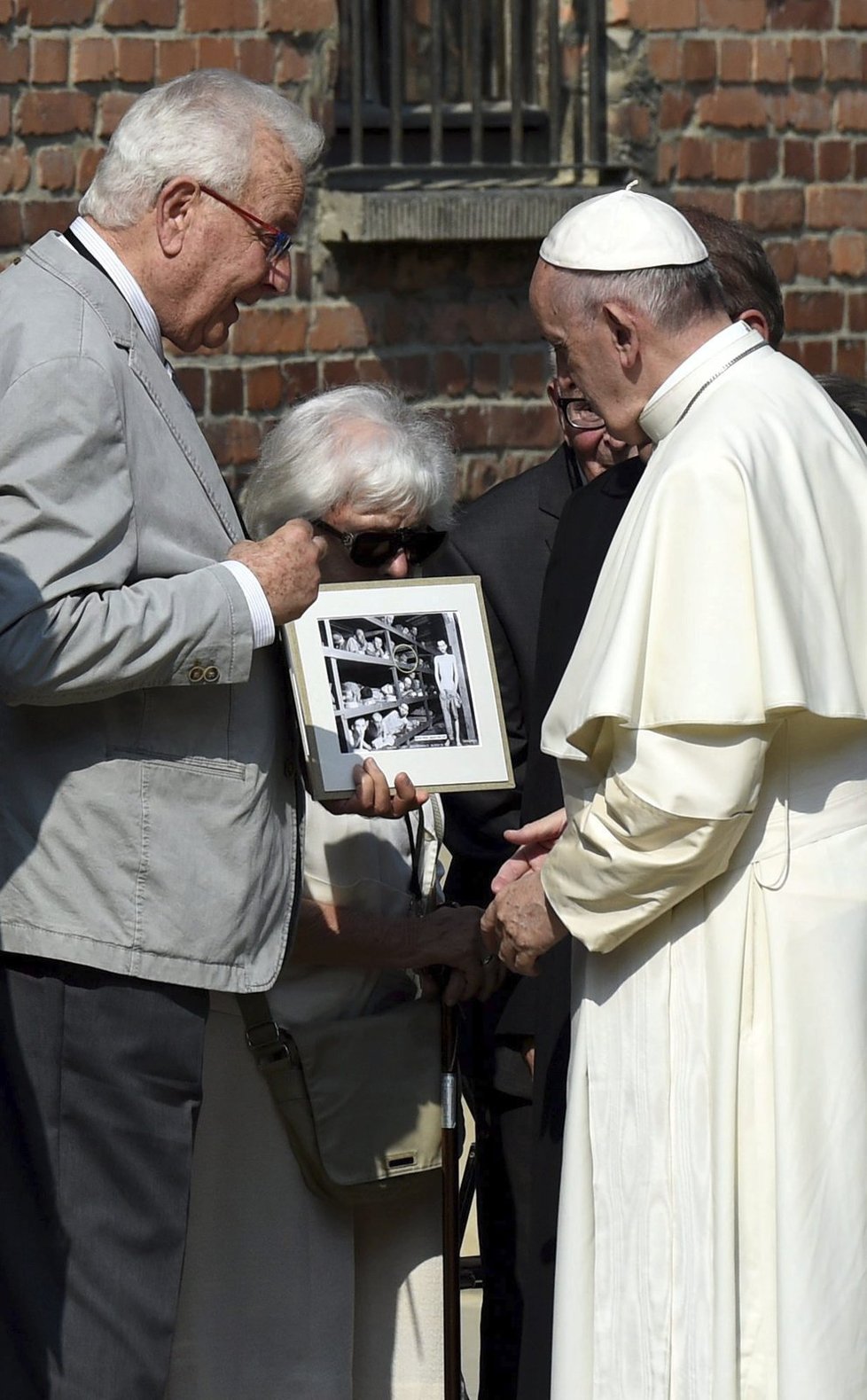 Papež v koncentračním táboře: František navštívil Osvětim.