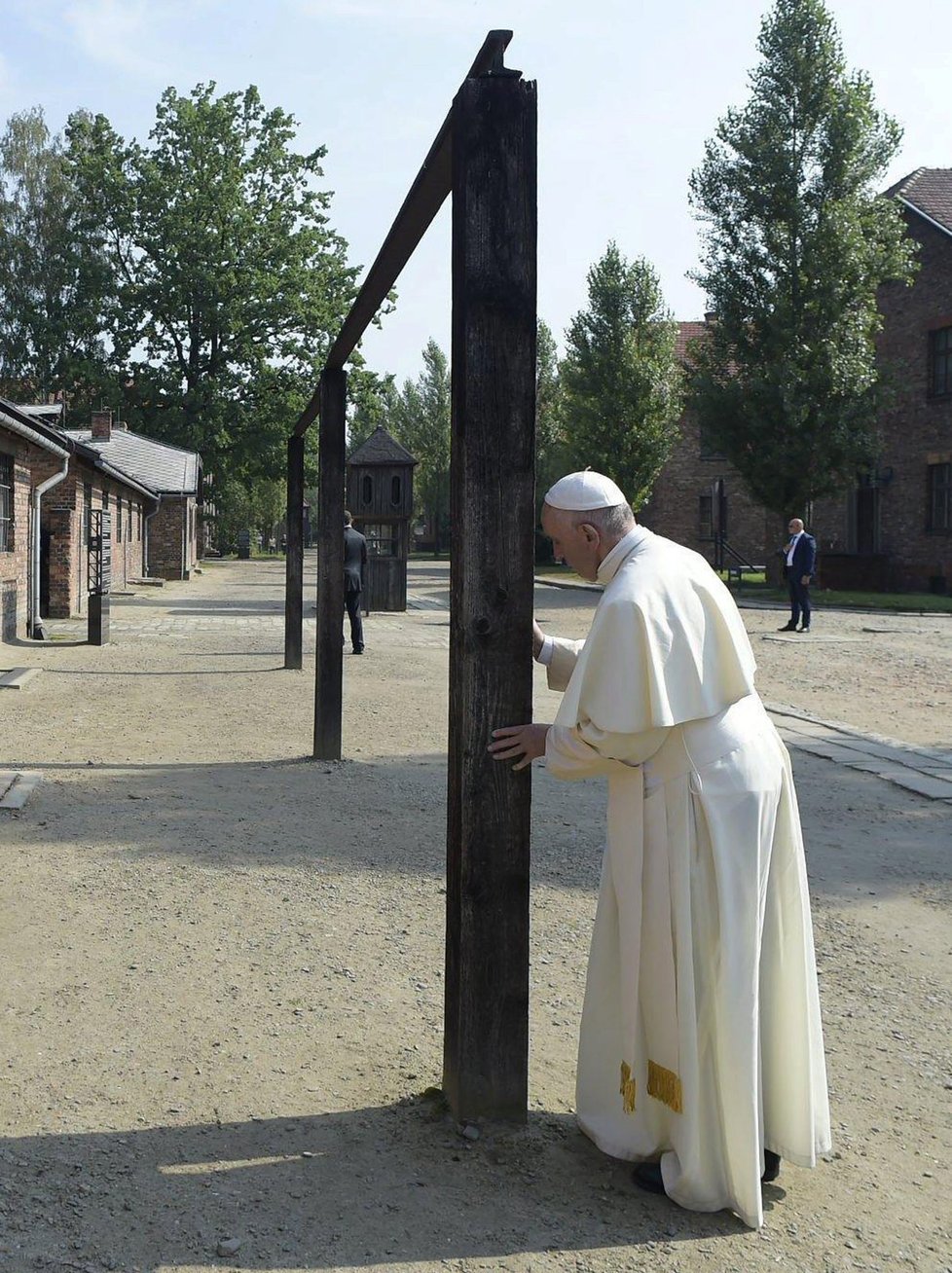 Papež v koncentračním táboře: František navštívil Osvětim.