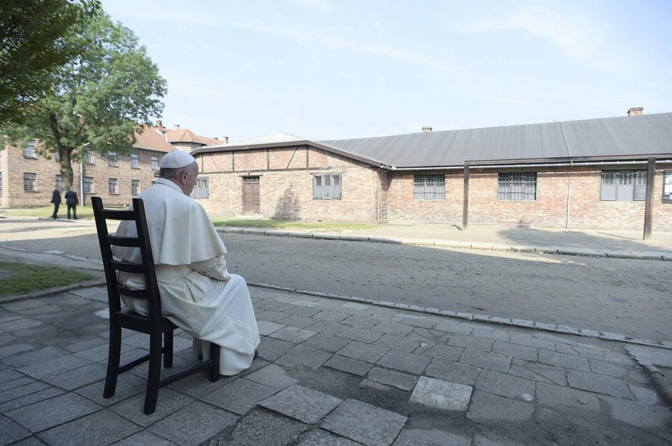 Papež v koncentračním táboře: František navštívil Osvětim