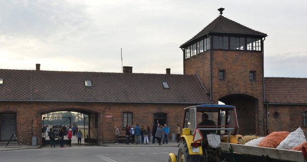 Židé si do plynových komor nesli klíče i bižuterii, teď věci vystaví muzeum