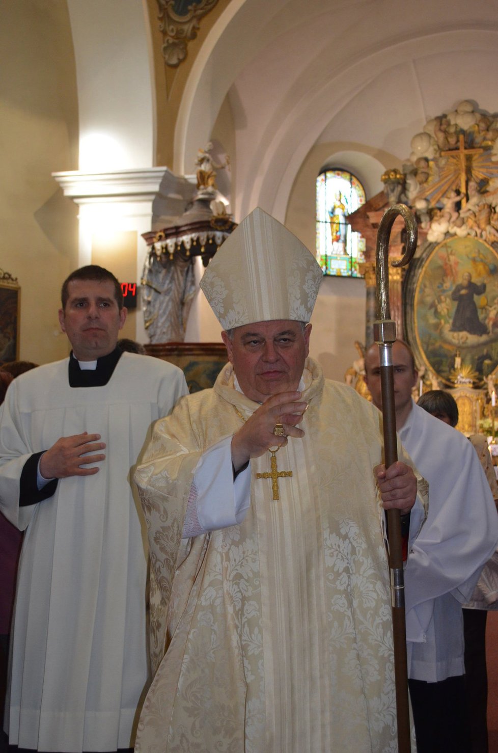 Kardinál Duka celebroval i mši v kostele v Osvětimanech.