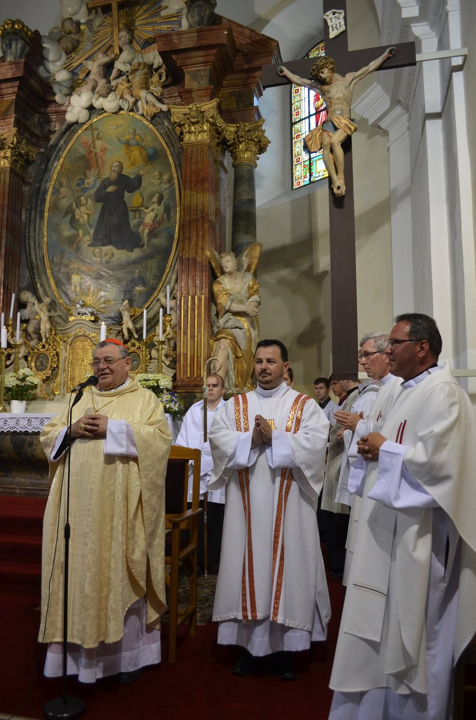 Kardinál Duka celebroval i mši v kostele v Osvětimanech.