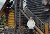 Kancléř Mynář promluvil před svým vyhořelým srubem: Vybuduji ho znovu a hezčí