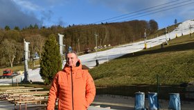 Exkancléř Vratislav Mynář na místě, kde byl srub, který někdo zapálil a vyhořel