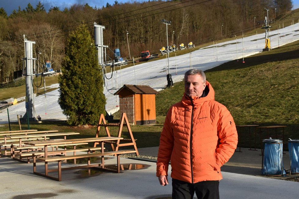 Exkancléř Vratislav Mynář na místě, kde byl srub, který někdo zapálil a vyhořel.