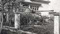 Zničený americký tank na zahradě jednoho z domů v Plzni