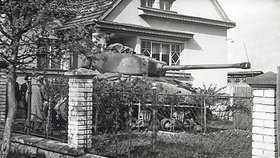 Zničený americký tank na zahradě jednoho z domů v Plzni