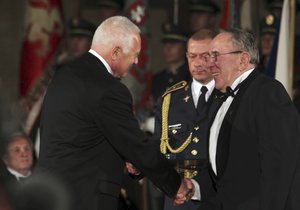 Ota Filip dostal ocenění od Klause v roce 2012.