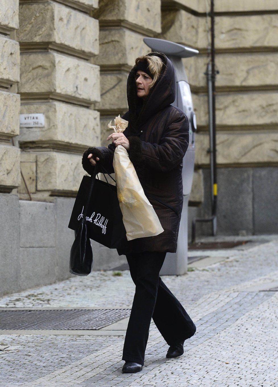 Zachumlaná v kapuce přišla s květinou v ruce také Taťjana Medvecká.