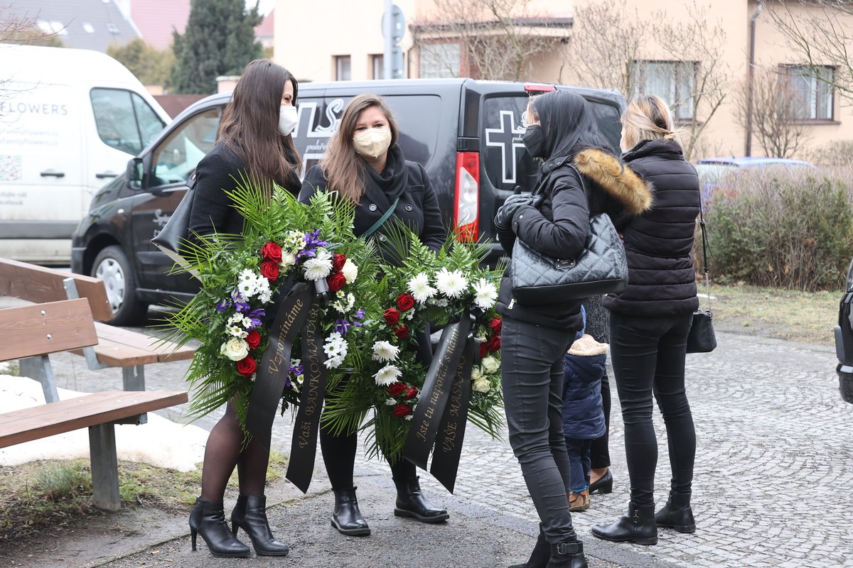 Humor na věncích. Černý oslovoval kolegy »ty maškaro« a externistům přezdíval »bankomatáři«.