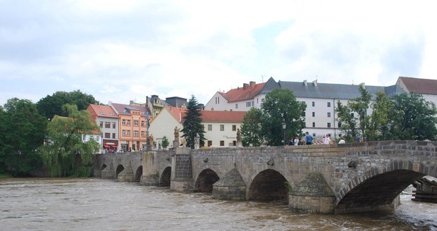 Mámě v Písku se ztratil z hřiště malý syn: Jeho tělíčko vyplavila Otava