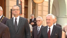 Ministr financí Miroslav Kalousek a ministr zdravotnictví Leoš Heger na pohřbu Karla Otčenáška