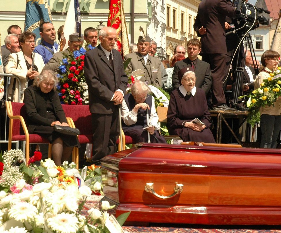 Závěr pohřbu se odehrál před katedrálou Svatého Ducha. Sešly se na něm tisíce lidí.