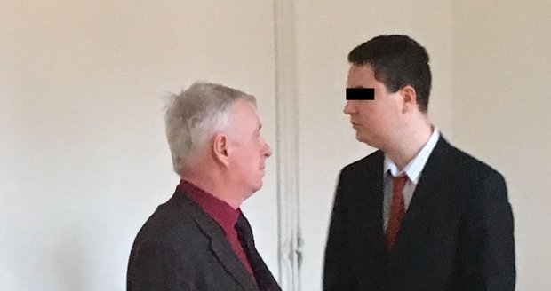 Otcovrah Michal U. (vpravo) se svým obhájcem. Výpověď o soužití s psychicky nemocným otcem byla jen pro silné povahy. Soud ho poslal i tak na 12,5 roku do vězení.