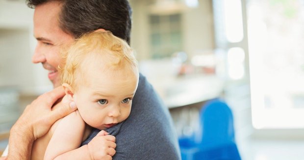 Tatínkové můžou s miminkem a maminkou zůstat doma na placené otcovské 14 dní.