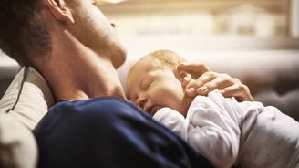 Senát schválil otcovskou dovolenou. Nárok na týdenní volno získají muži příští rok