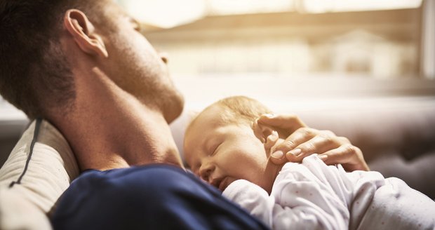 Dojemné a něžné: Tátové, kteří usnuli se svými dětmi