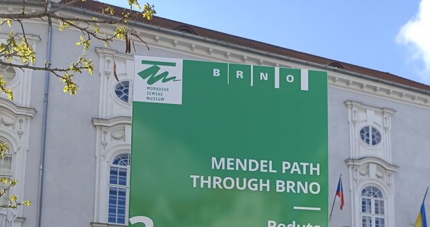 Jedna ze zastávek na Mendelově stezce je před Divadlem Reduta.