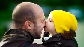 Statistiky i psychologové tvrdí, že tátu potřebují děti už od miminka