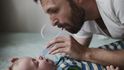 Švéd Johan Bävman pracuje v současnosti na fotografickém projektu, který zachycuje otce na mateřské dovolené. Z některých snímků je vidět, že muži řeší některé situace poněkud jinak než matky. I když moc možností na „odlišnosti“ nemají.