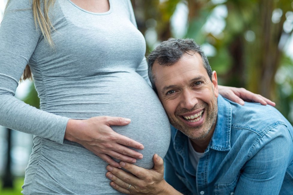 Muži mohou trpět nejistotou, zda je dítě, které nosí jejich manžela opravdu jejich. Když jsou sezdání, automaticky je dítětem otce manžel.