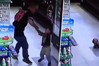 Šílenec v obchodě zmlátil pěstí tříletého syna!